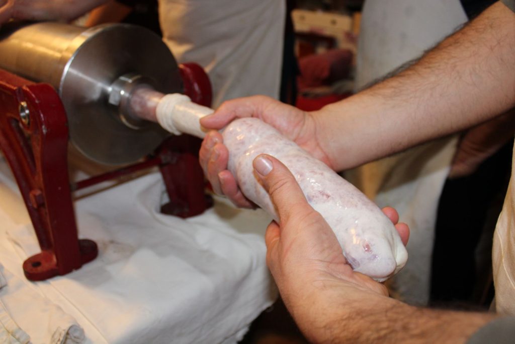 Charcuterie maison préparée à l'ancienne avec un appareil à manivelle